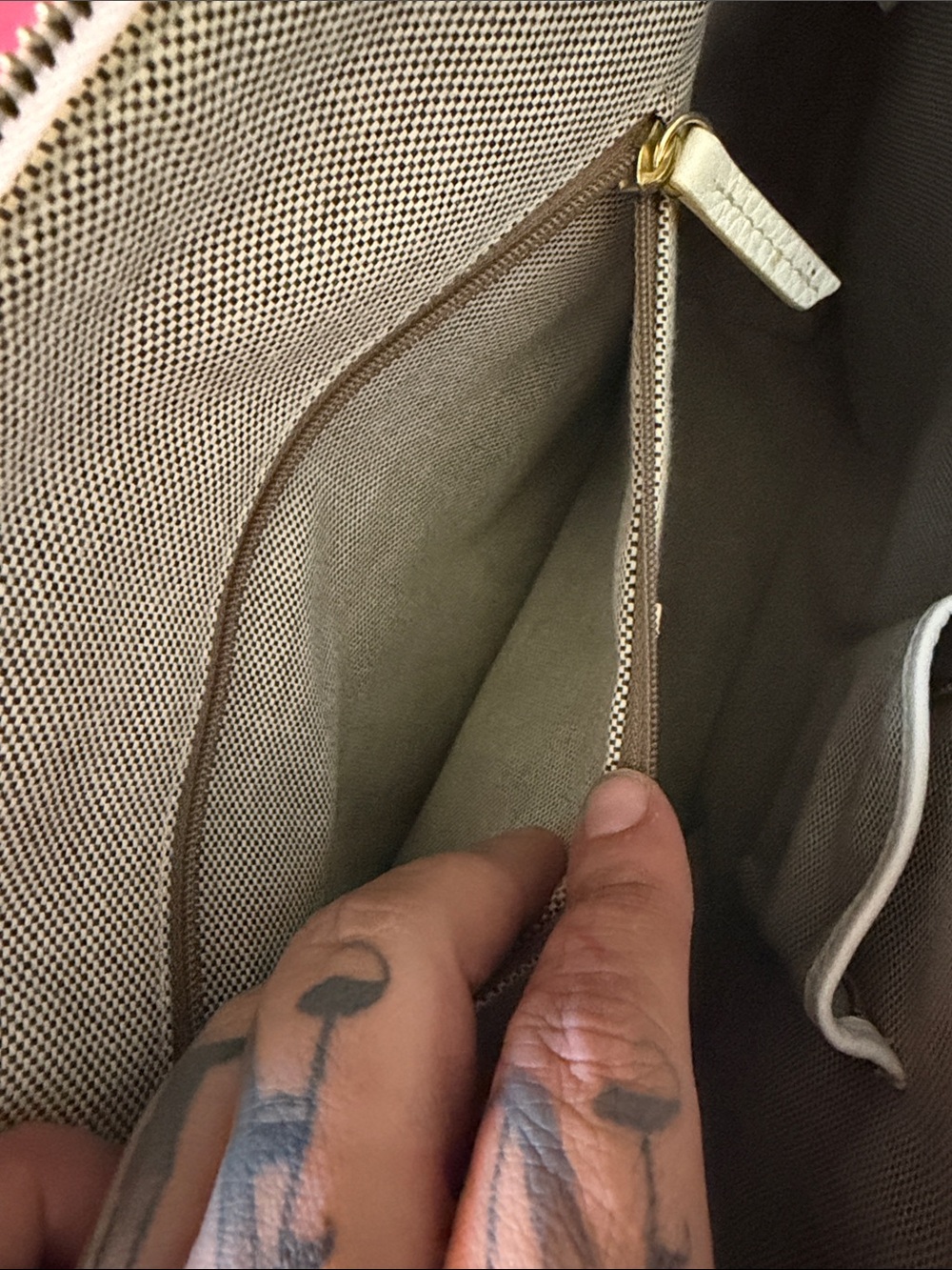 White Dooney & Bourke Pebbled Tote zipper with Front Pocket Detailing - Picture 7 of 7